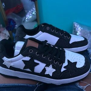 BRAND NEW, NEVER WORN- Super cute & trendy patch star sneaker🤍😍!